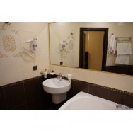 Общий вид ванной комнаты в номере Люкс Красногорск фото, цена